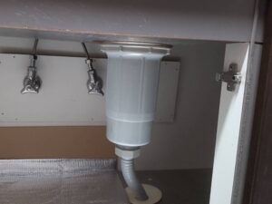 新潟キッチン取付け隊　排水トラップの交換　施工前 